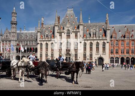 Belgio Fiandre Occidentali, Bruges, centro storico elencati come patrimonio mondiale dell UNESCO, Grand Place, carrelli scorrono i turisti di fronte al Provinciaal Hof o palazzo provinciale Foto Stock