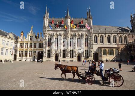 Belgio Fiandre Occidentali, Bruges, centro storico elencati come Patrimonio Mondiale dell'UNESCO, la città vecchia, Stadhuis (Municipio) e XIV secolo gotica facciata in pietra, giro in carrozza Foto Stock