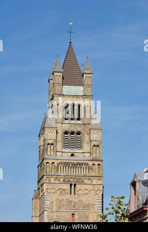 Belgio Fiandre Occidentali, Bruges, centro storico elencati come patrimonio mondiale dell UNESCO, Saint Salvator Cattedrale (Sint Salvatorskathedraal) costruita nel X secolo che è la più antica chiesa parrocchiale a Bruges, torre campanaria Foto Stock