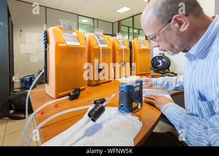 Francia, Eure, Grand Bourgtheroulde, laboratorio ambientale, calibrazione di campionamento dell'aria pompe al fine di quantificare le fibre di amianto in aria Foto Stock