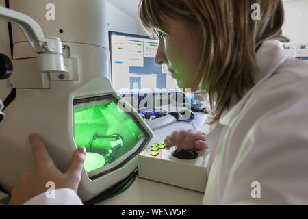 Francia, Eure, Grand Bourgtheroulde, laboratorio ambientale, analista researshing fibre di amianto analitica mediante microscopia elettronica a trasmissione (ATEM) Foto Stock