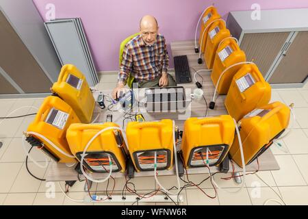 Francia, Eure, Grand Bourgtheroulde, laboratorio ambientale, calibrazione di campionamento dell'aria pompe al fine di quantificare le fibre di amianto in aria Foto Stock