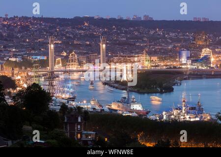 Francia, Seine Maritime, Canteleu, Armada 2019, elevati vista notturna di barche, dock e Rouen ponte Flaubert Foto Stock