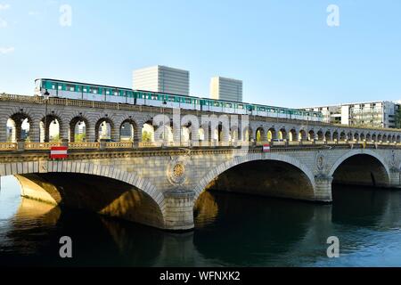 Francia, Parigi, zona elencata come patrimonio mondiale dall' UNESCO, il quartiere di Bercy, il Pont de Bercy ponte sul fiume Senna e Bibliotheque Nationale de France (Biblioteca Nazionale di Francia) dall'architetto Dominique Perrault in background Foto Stock