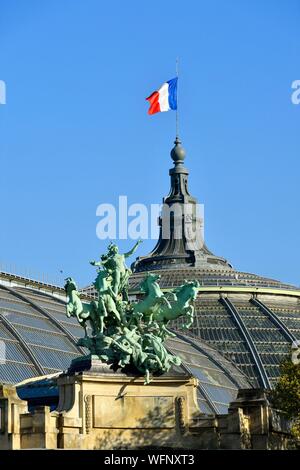 Francia, Parigi, zona elencata come patrimonio mondiale dall' UNESCO, rame quadriga di Georges Recipon sul tetto del Grand Palais, allegorica opera d'arte che ritraggono l'armonia in trionfo su discordia Foto Stock