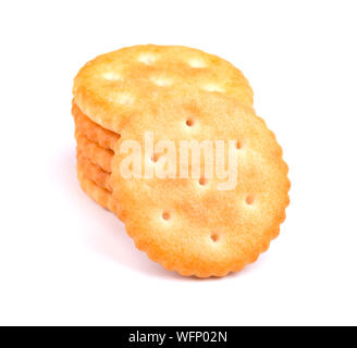 Pila round cracker isolati su sfondo bianco. Cracker a secco isolato i cookie. Saltines isolato Foto Stock