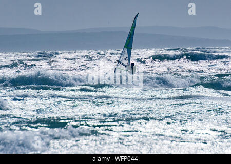 Windsurf sul West Wittering beach, West Sussex Foto Stock