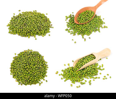 Verde fagioli mung in cucchiaio di legno isolato su sfondo bianco. Vicino la pila di fagiolo verde su sfondo bianco. Mung Bean su sfondo bianco Foto Stock