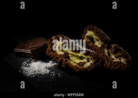 Muffin al cioccolato tortina con bacche di vaniglia e il deposito di fiocchi di cocco Foto Stock