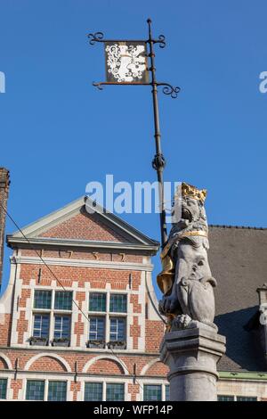 Belgio Fiandre Orientali, Gand, lion scultura tenendo lo stemma della città di Gand Foto Stock