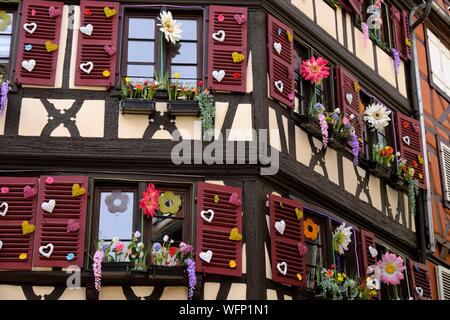 Francia, Haut Rhin, Colmar, Rue des Marchands, metà case con travi di legno, decorazioni di Pasqua Foto Stock