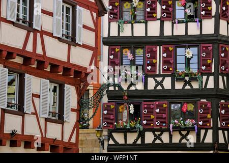 Francia, Haut Rhin, Colmar, Rue des Marchands, metà case con travi di legno, decorazioni di Pasqua Foto Stock