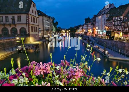 Francia, Bas Rhin, Strasburgo, città vecchia sono classificati come patrimonio mondiale dall'UNESCO, dal Pont du Corbeau sul fiume Ill, il museo storico, Quai des Bateliers, serata estiva Foto Stock