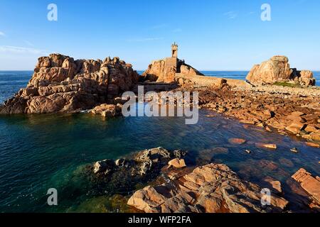 Francia, Cotes d'Armor, dalle rocce di granito rosa A la Pointe du Paon, Paon faro Foto Stock