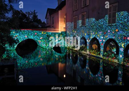 Francia, Eure et Loir, Chartres Chartres en Lumieres, illuminazioni, portici e ponte Saint Hilaire sul fiume Eure Foto Stock