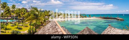 Francia, Caraibi, Piccole Antille, Guadalupa, Grande-Terre, Le Gosier, Hotel Creole Beach, vista panoramica sulla spiaggia e laguna Foto Stock