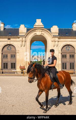 Francia, Oise, Chantilly, il castello di Chantilly, Sophie Bienaimé, Equestre e direttore artistico del grande maneggio relax il suo cavallo prima dello spettacolo nella giostra Foto Stock