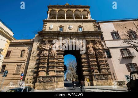 L'Italia, in Sicilia, a Palermo, il palazzo dei re normanni, dal XII secolo e la prima fortezza punica, Roman Fort, castello di arabo emiri, e infine sede del regionale gruppo siciliano, Porta Nuova Foto Stock