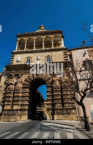 L'Italia, in Sicilia, a Palermo, il palazzo dei re normanni, dal XII secolo e la prima fortezza punica, Roman Fort, castello di arabo emiri, e infine sede del regionale gruppo siciliano, Porta Nuova Foto Stock