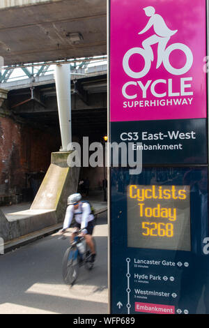 Una pista ciclabile contatore misura il volume dei ciclisti, in sella attraverso Londra Foto Stock