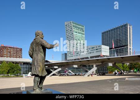 Francia, Nord, Lille, esplanade Place François Mitterrand con la Euralille business district che include la stazione Eurostar e il Lille Europe stazione TGV, dominata dalla torre di Lille e la torre Lilleurope, statua di François Mitterrand Foto Stock