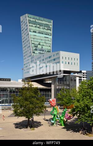 Francia, Nord, Lille, esplanade Place François Mitterrand con la Euralille business district che include la stazione Eurostar e il Lille Europe stazione TGV, la torre di Lille e il lavoro intitolato Les Tulipes de Shangri-La, scultura permanente di Yayoi Kusama Foto Stock