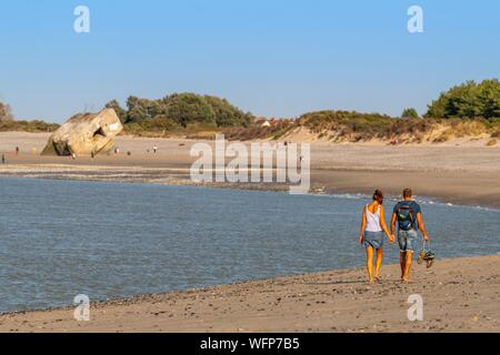 Francia, Somme, Baie de Somme, Le Hourdel, giovane camminando sulla spiaggia di Baia Hourdel Somme Foto Stock