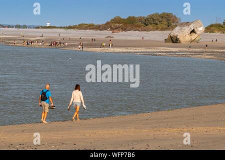 Francia, Somme, Baie de Somme, Le Hourdel, giovane camminando sulla spiaggia di Baia Hourdel Somme Foto Stock