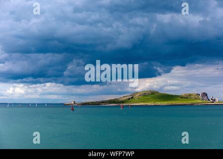 Irlanda, Fingal County, sobborgo nord di Dublino, Howth, barche a vela off la selvaggia isola dell' Irlanda's Eye Foto Stock