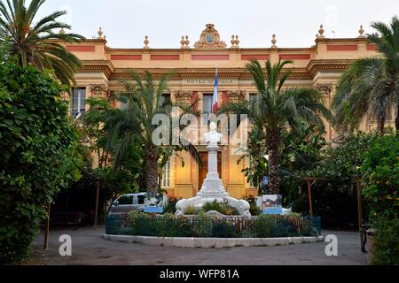 Francia, Alpes Maritimes, Cote d'Azur, Menton, città vecchia, Place de l'Hotel de ville (piazza del Municipio), Municipio Louis Laurenti busto Foto Stock