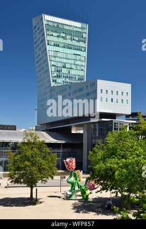 Francia, Nord, Lille, esplanade Place François Mitterrand con la Euralille business district che include la stazione Eurostar e il Lille Europe stazione TGV, la torre di Lille e il lavoro intitolato Les Tulipes de Shangri-La, scultura permanente di Yayoi Kusama Foto Stock