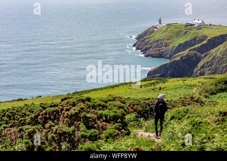 Irlanda, Fingal County, a nord di Dublino, sobborghi di Howth, cliff sentieri escursionistici, Baily Lighthouse Foto Stock