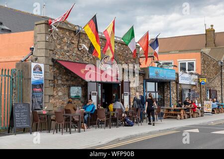 Irlanda, Fingal County Dublin il sobborgo nord, Howth, del porto e del Molo Ovest e i suoi ristoranti e negozi Foto Stock