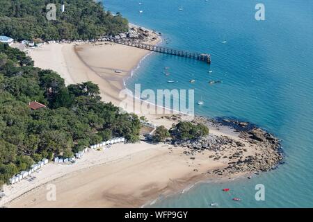 Francia, Vendee, Noirmoutier en l'Ile, Pointe de St Pierre, les Dames la spiaggia e il molo (vista aerea) Foto Stock