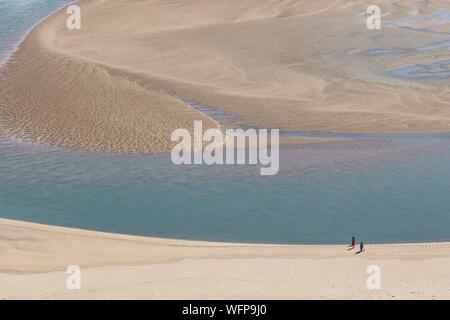 Francia, Vendee, Talmont Saint Hilaire walkers su Le Veillon Beach (Vista aerea) Foto Stock