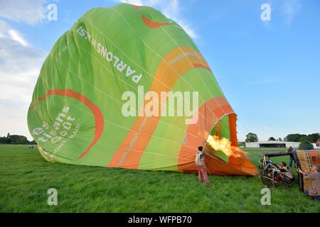 Francia, Nord, Bondues, airfield, il gonfiaggio di un palloncino, migratori palloncini 10000 m3 Foto Stock