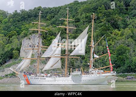 Francia, Seine Maritime (76), Rouen, Armada 2019, l'addestramento alla vela di nave di American Coast Guard Eagle, sulla Senna Foto Stock