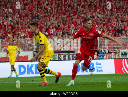 Berlino, Germania. 31 Agosto, 2019. Calcio: Bundesliga, 1. FC Union Berlin - Borussia Dortmund, Giornata 3: i sindacati Marius Bülter (r) è soddisfatto dopo il suo secondo obiettivo. Credito: Paolo Zinken/dpa - NOTA IMPORTANTE: In conformità con i requisiti del DFL Deutsche Fußball Liga o la DFB Deutscher Fußball-Bund, è vietato utilizzare o hanno utilizzato fotografie scattate allo stadio e/o la partita in forma di sequenza di immagini e/o video-come sequenze di foto./dpa/Alamy Live News Foto Stock