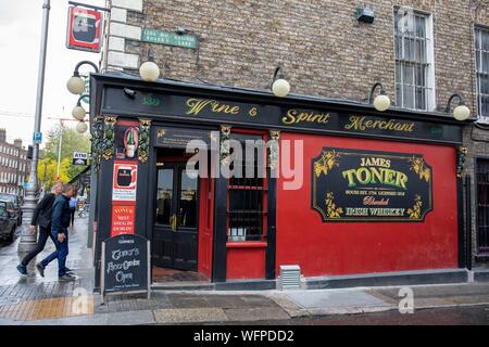 Irlanda, Dublino, Baggot Street, James pub di toner, un giorno di pioggia Foto Stock