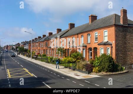 Irlanda, Dublino, case a schiera in uno dei quartieri nord della città Foto Stock