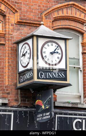 Irlanda, Dublino Guinness clock di un pub in città Foto Stock