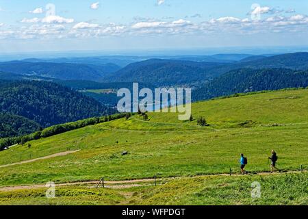 Francia, Vosges, Hautes Vosges, dal vertice Hohneck, Route des Cretes, vista di XONRUPT LONGEMER e lago Foto Stock