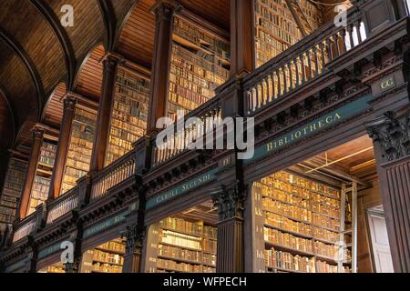 Irlanda, Dublino Trinity College, la vecchia biblioteca, uno dei più belli del mondo, la sala principale e la sala lunga Foto Stock