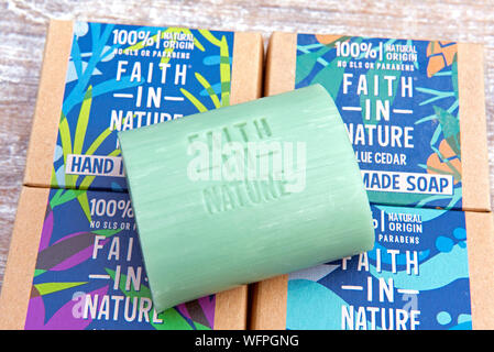 La fede nella natura artigianale vegano etico sapone sostenibile in imballaggi di cartone sul legno naturale sfondo, rifiuti zero Foto Stock