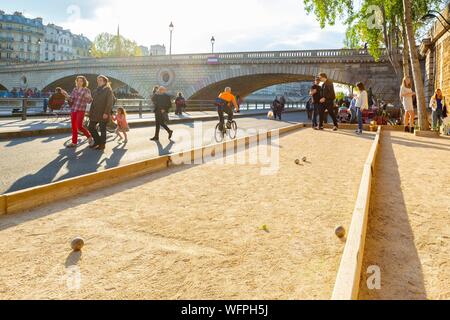 Francia, Parigi, zona elencata come patrimonio mondiale dall UNESCO, il Parc des Rives de Seine, petanque sezione Foto Stock