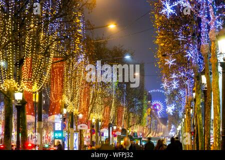Francia, Parigi, gli Champs Elysees a Natale Foto Stock