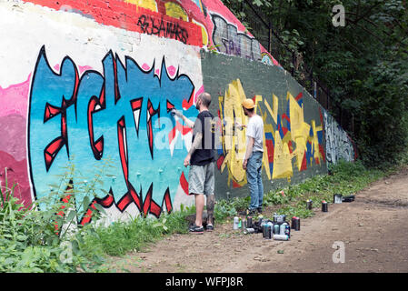 Graffiti artista al lavoro, Parco Walk, London Borough di Islington Foto Stock