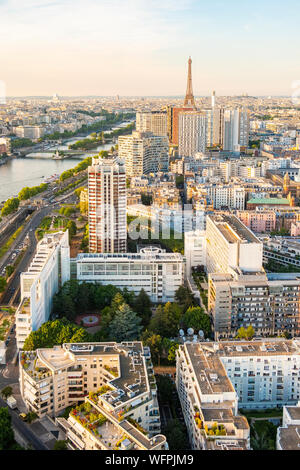 Francia, Parigi, gli edifici del Front de Seine e la Torre Eiffel (vista aerea) Foto Stock