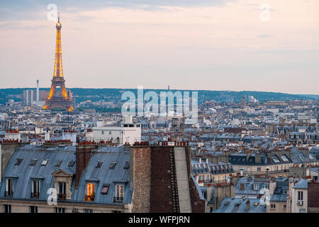 Francia, Parigi, vista generale di Parigi e la Torre Eiffel e da un tetto del XVIII arrondissement (© SETE luminarie Pierre Bideau) Foto Stock