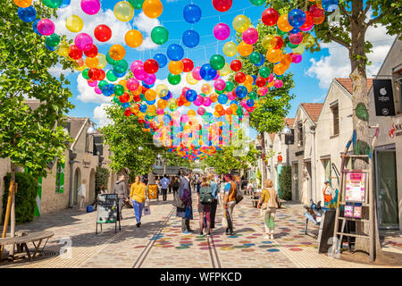 Francia, Parigi Bercy Village, Patricia Cunha di palloncini multicolori galleggiare sopra il Cour St Emilion a Parigi dal 8 Giugno al 31 agosto 2019 Foto Stock